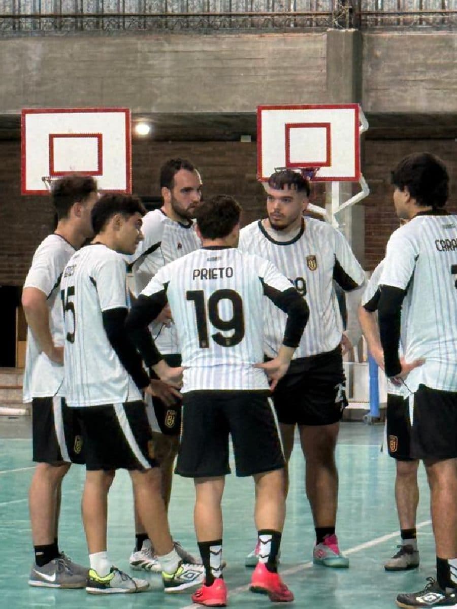 Plantel de un club reunido en cancha con la misma indumentaria