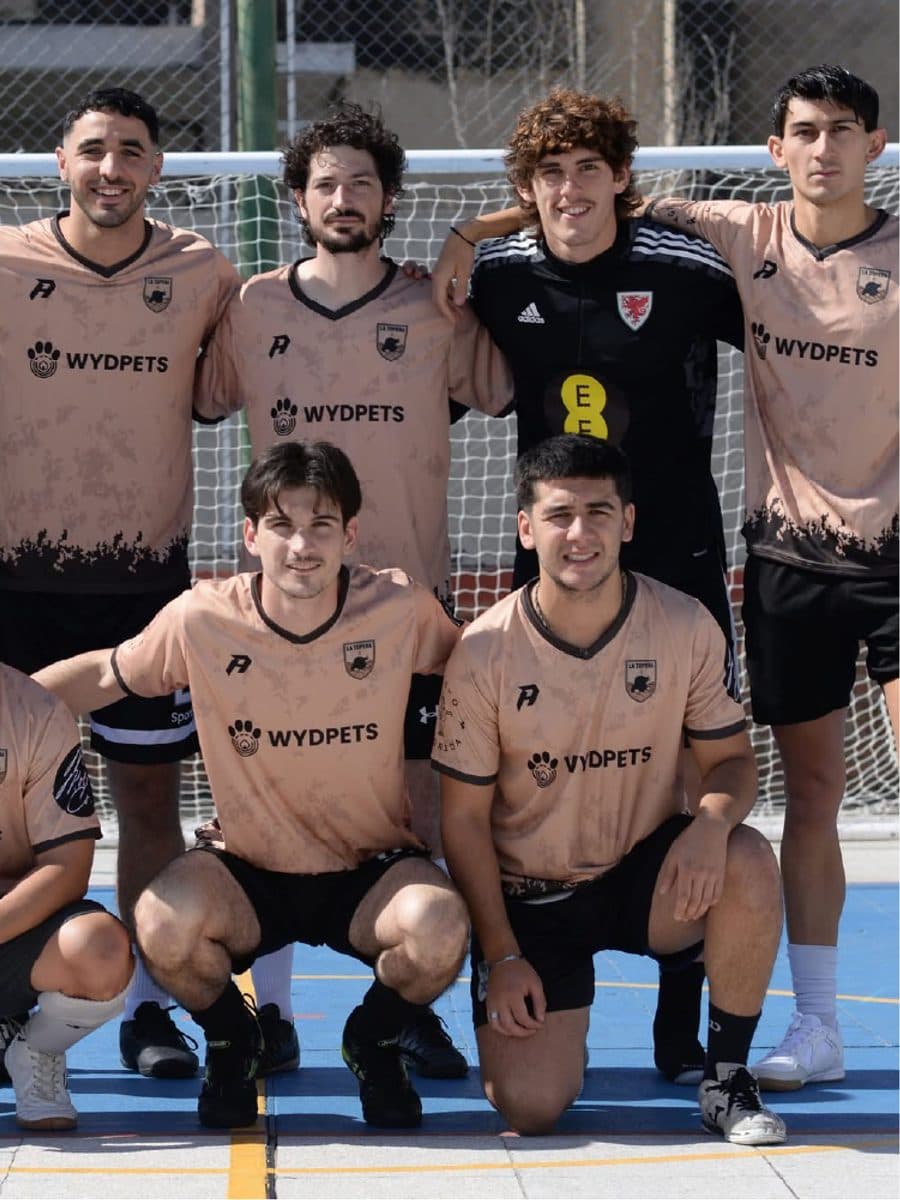 Equipo de amigos posando con su indumentaria antes de un partido